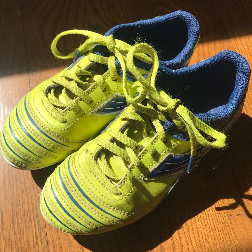 Diadora boys soccer shoes size 13.5